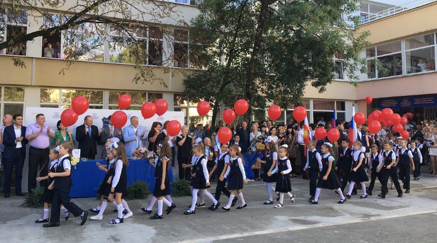 Первый звонок в сочинской гимназии № 1 &copy;&nbsp;Фото Юлии Барановой, Юга.ру