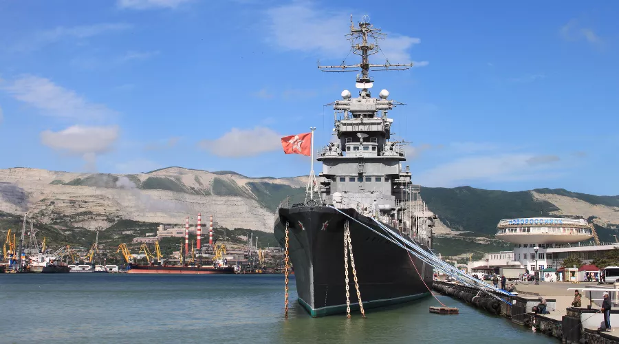 Крейсер «Михаил Кутузов» в Новороссийске &copy;&nbsp;Фото Марины Солошко, Юга.ру