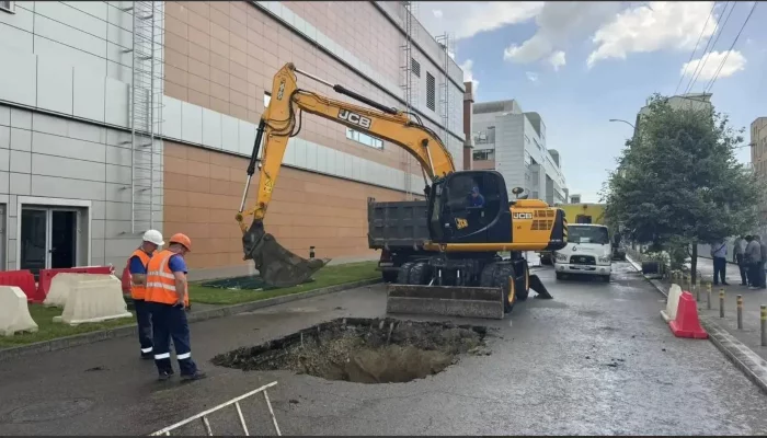 Дыра в&nbsp;асфальте возле &laquo;Галереи&raquo;