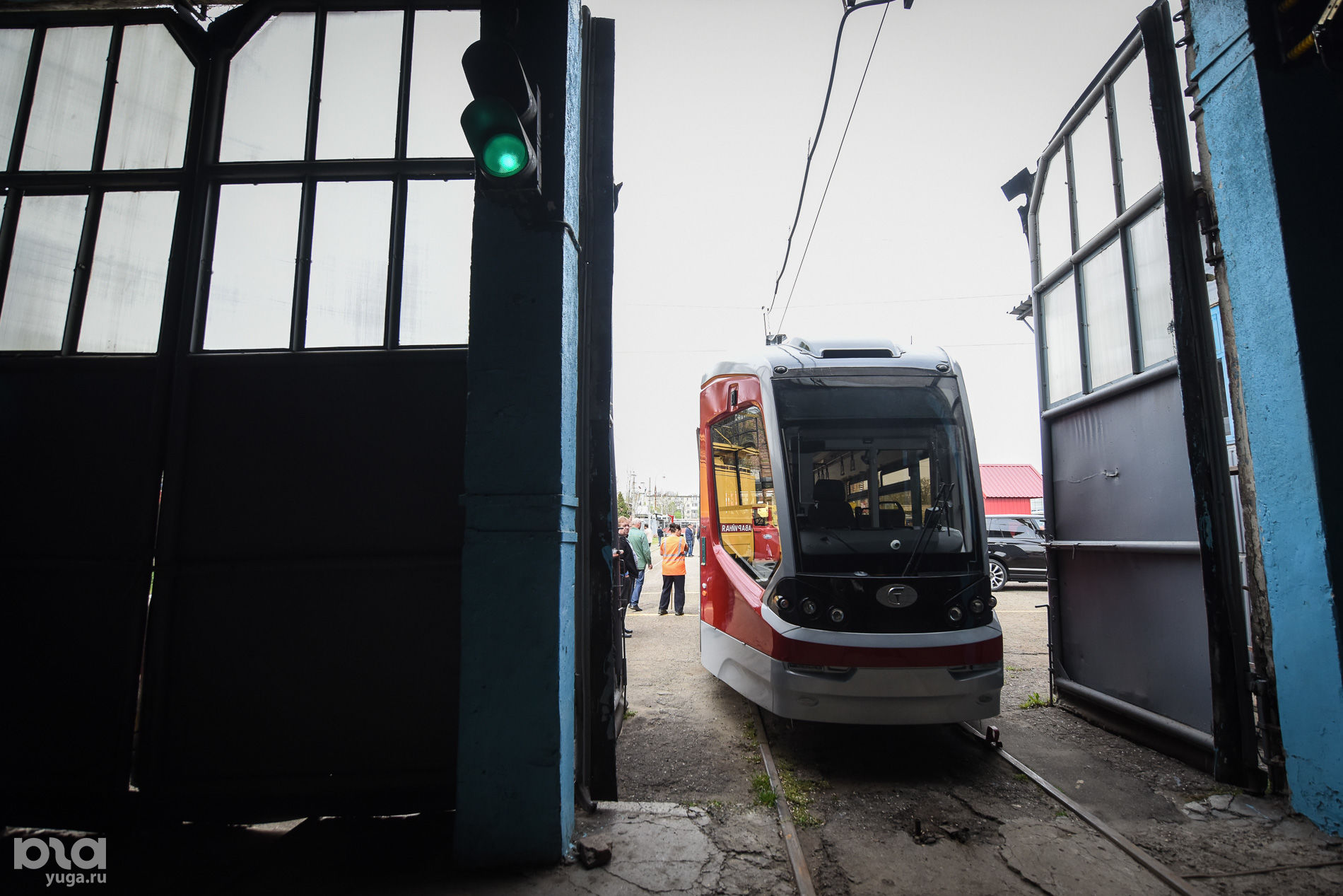Новый трехсекционный трамвай «Витязь»  © Елена Синеок, ЮГА.ру