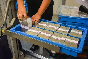 Работники кассового подразделения проверяют целостность упаковки и укладывают банкноты в кассеты &copy;&nbsp;Фото Елены Синеок, Юга.ру