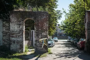 Восточный вход на Всесвятское кладбище &copy;&nbsp;Фото Елены Синеок, Юга.ру
