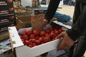 Уцененные овощи и фрукты на Кооперативном рынке 15.8.2023 &copy;&nbsp;Фото Александра Гончаренко, Юга.ру