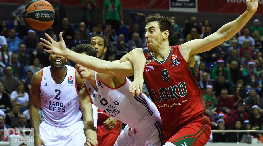 "Локомотив-Кубань" вырвал победу у "Анадолу Эфес" в матче Топ-16 Евролиги © Елена Синеок, ЮГА.ру