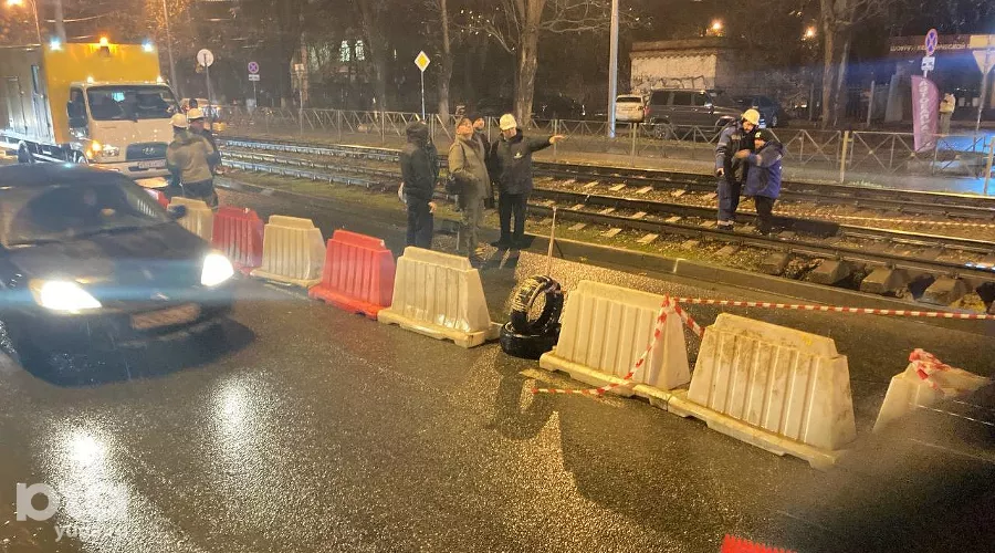 Провал грунта на Московской &copy;&nbsp;Фото Дмитрия Пославского, Юга.ру