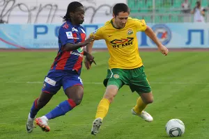 Полузащитник "Кубани" Артур Тлисов (с мячом) против хавбека ЦСКА Секу Олисе &copy;&nbsp;Елена Синеок, ЮГА.ру