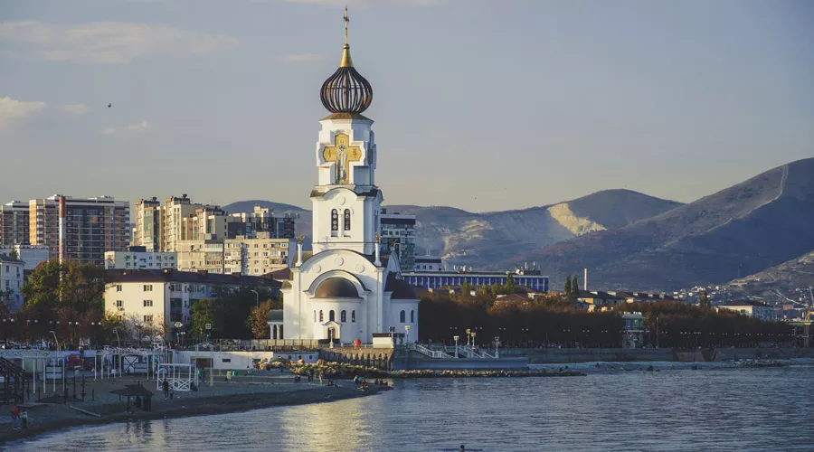 Собор на набережной Новороссийска &copy;&nbsp;Фото Павла Незнанова, unsplash.com