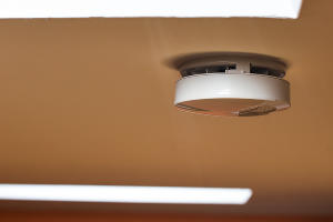 Датчик дыма, установленный на потолке © Фото Елены Синеок, Юга.ру