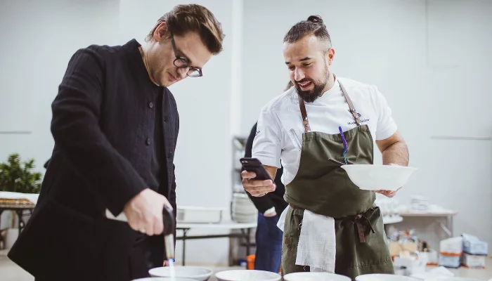Ресторатор Борис Зарьков и бренд-шеф холдинга White Rabbit Family Владимир Мухин &copy;&nbsp;Фото предоставлено организаторами фестиваля IKRA