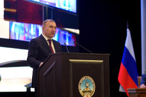 Глава Адыгеи Мурат Кумпилов зачитывает Инвестиционное послание 2022 года © Фото Антона Быкова, Юга.ру