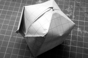 Бумажная бомбочка © Кадр из видео канала «MegaShow TV» на youtube.com