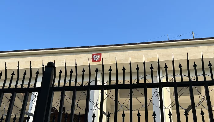 Комплекс зданий посольства РФ в центре Сухума &copy;&nbsp;Фото Всеволода Некрасова, Юга.ру