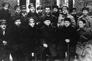 Профессор П. П. Авроров с сотрудниками и студентами во дворе вуза, 1923 год &copy;&nbsp;Фото предоставлено пресс-службой КубГМУ