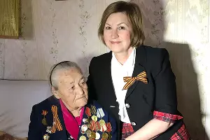 Руководство Банка ЗЕНИТ Сочи поздравляет ветерана ВОВ с Днем Победы 9 мая 2017 г. &copy;&nbsp;Фото предоставлено пресс-службой Банка ЗЕНИТ Сочи