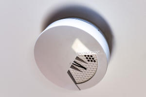 Датчик дыма, установленный на потолке © Фото Елены Синеок, Юга.ру