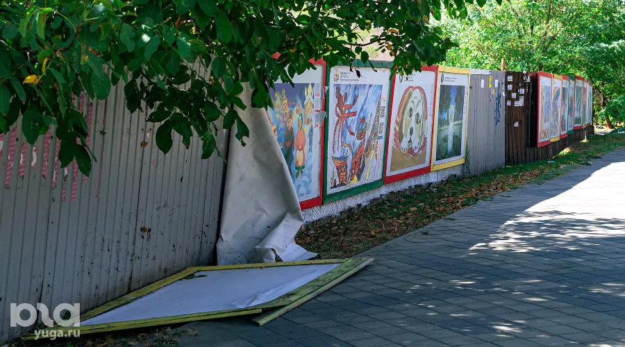 Выставка детских рисунков в Краснодаре у Тургеневского моста &copy;&nbsp;Фото Юли Шафаростовой, Юга.ру