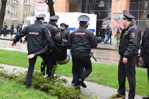 Задержание участника шествия на ул. Красной © Фото Елены Синеок, Юга.ру