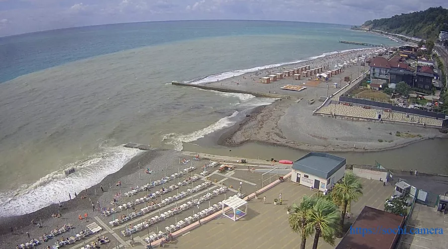 Пляж Сочи 17.09.2024,12:25 &copy;&nbsp;Скриншот с сайта https://sochi.camera/vse-kamery/cam-80/