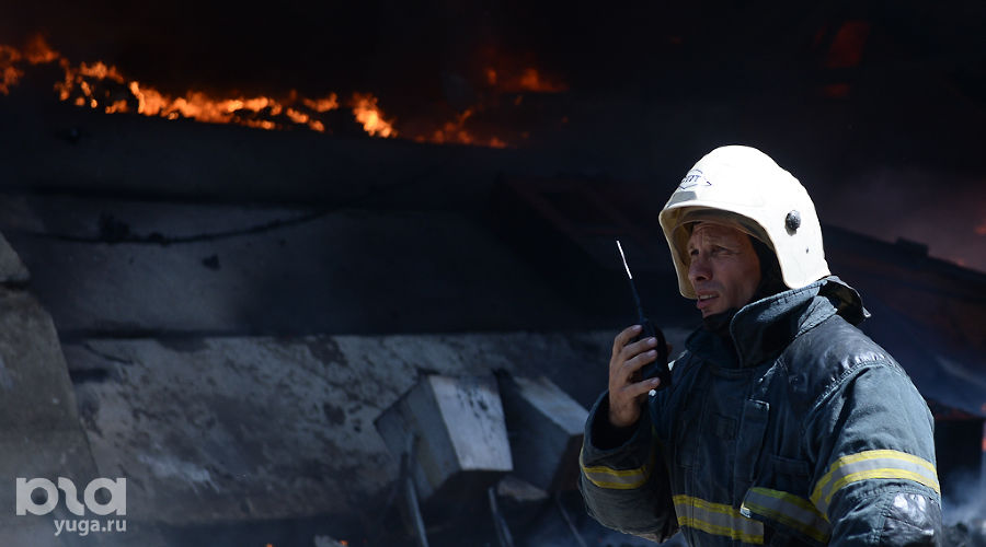 Пожар на складе резиновых изделий в Краснодаре © Фото Михаила Ступина, Юга.ру
