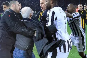 Иван Саввиди (второй слева) на поле ​во время матча между клубами ПАОК и АЕК в Салониках  &copy;&nbsp;Фото с сайта www.intime.gr