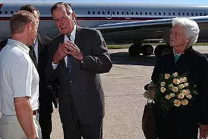 Джордж Буш-старший (в центре) &copy;&nbsp;Фото пресс-службы Кремля