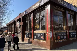 После закрытия «Уни пиццы» на Ставропольской в ее здании некоторое время работала пиццерия «Сардиния», хоть и с прежним названием «Уни» на фасаде. Фото 13 марта 2026 &copy;&nbsp;Фото Александра Гончаренко, Юга.ру