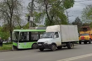 Автобус въехал в столб на улице Красных Партизан &copy;&nbsp;Фото Евгения Мельченко