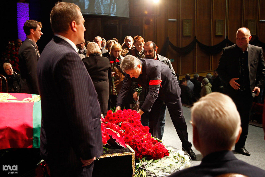 украшение могилы лапником. украшение могилы лапником. лапник на могилу. лапник еловый. похороны кондратенко николая.