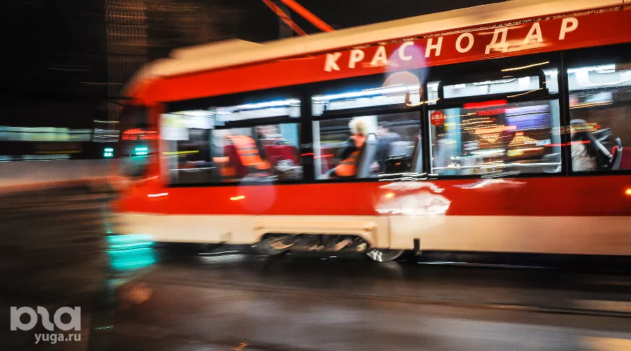 Ночные испытания трамвая «Витязь» в Краснодаре &copy;&nbsp;Фото Елены Синеок, Юга.ру