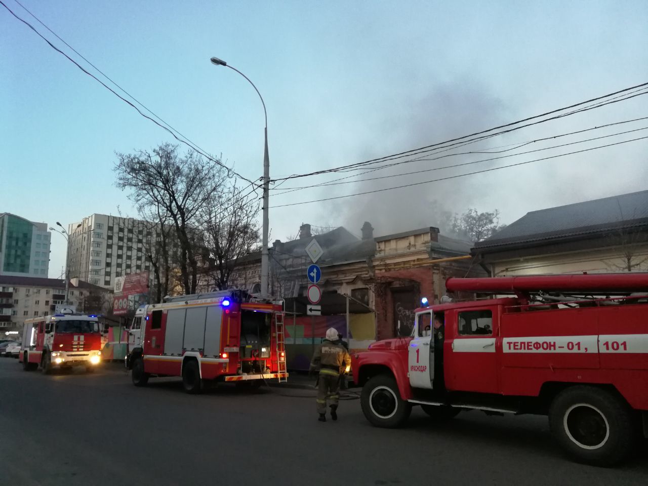 Пожар на жигуленко краснодар. Пожар краснодар 2020. Торговый центр краснодар пожар. Пожар на индустриальной улице краснодар. Пожар в краснодаре.