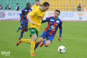 Артур Тлисов (с мячом) против Зорана Тошича &copy;&nbsp;Елена Синеок, ЮГА.ру