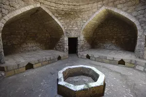 Дербентский памятник архитектуры "Девичья баня" &copy;&nbsp;Елена Синеок, ЮГА.ру