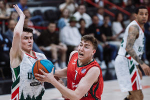 Форвард «Локо» Кирилл Темиров атакует кольцо УНИКСа 19 мая 2024 г. © Фото предоставлено пресс-службой ПБК «Локомотив-Кубань»; автор – Фёдор Обмайкин