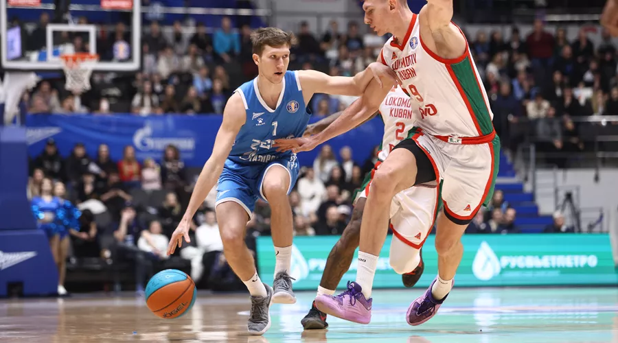 Центровой «Локо» Андрей Мартюк пытается остановить защитника «Зенита» Александра Щербенева; 11 января 2025 г. &copy;&nbsp;Фото предоставлено пресс-службой Единой лиги ВТБ, Vtb-league.com