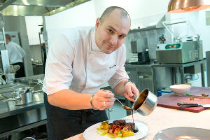 Шеф-повар ресторанов казино и отеля &laquo;Шамбала&raquo; Олег Сычов &copy;&nbsp;Фото предоставлено отелем &laquo;Шамбала&raquo;