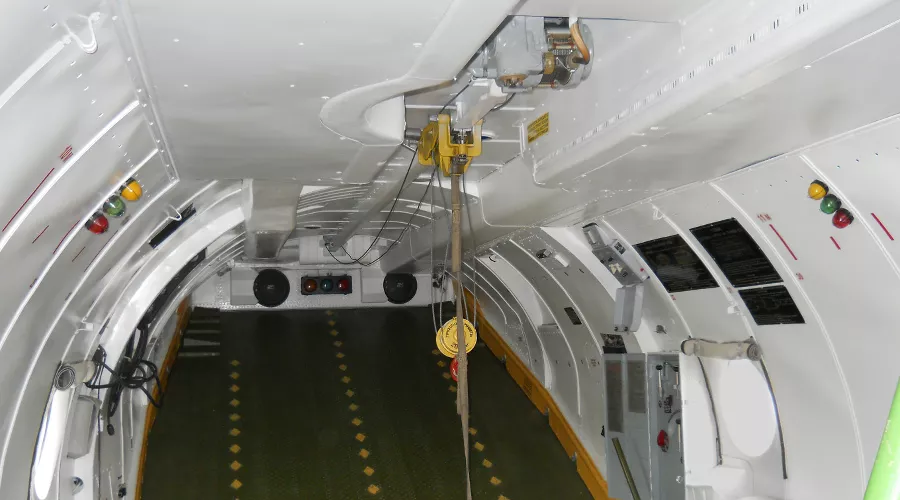 Задняя часть грузового отсека самолета Ан-26 с рампой и тельфером &copy;&nbsp;Фото Vivan755, файл распространяется под лицензией Creative Commons Attribution-Share Alike 3.0 Unported