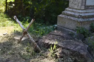 Крест из водопроводных труб на Всесвятском кладбище &copy;&nbsp;Фото Елены Синеок, Юга.ру