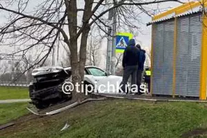 Последствия ДТП с тремя автомобилями на Ейском шоссе, 19 ноября 2022 г. &copy;&nbsp;Скриншот телеграм-канала &laquo;Крайнодар №1 Телетайп&raquo;, T.me/tipichkras