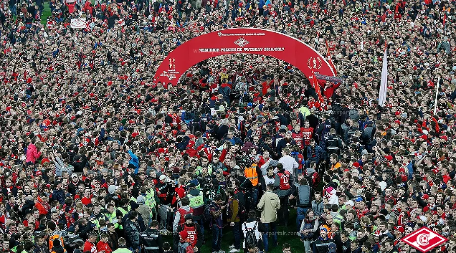 Вручение Кубка чемпионов России «Спартаку» после матча с «Тереком» &copy;&nbsp;Фото с официального сайта ФК &laquo;Спартак&raquo;, spartak.com