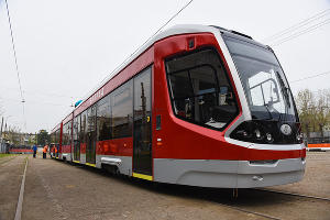 Новый трехсекционный трамвай "Витязь"  © Елена Синеок, ЮГА.ру