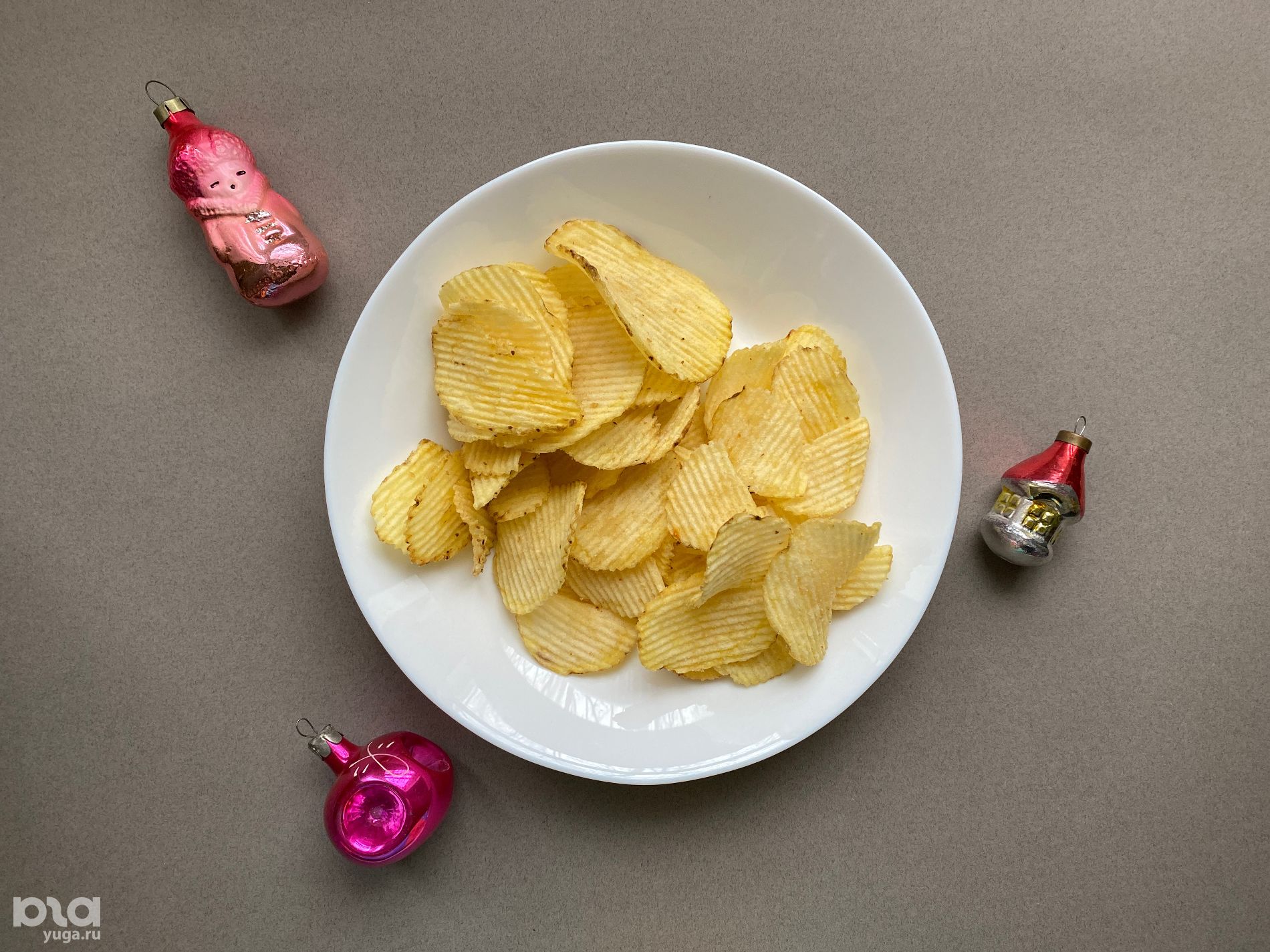 Чипсы со вкусами «Салат оливье» и «Селедка под шубой» от «Московского картофеля» © Фото Антона Быкова, Юга.ру