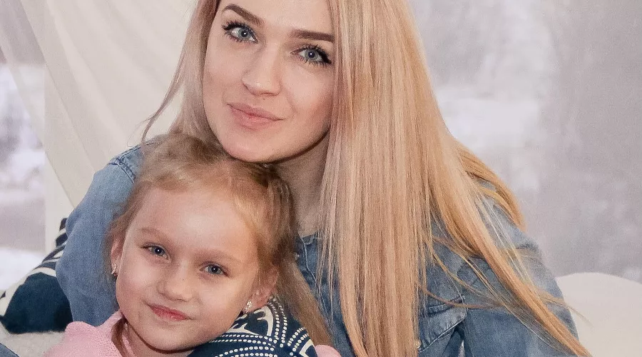 Екатерина Синебрюкова с дочкой Викторией  &copy;&nbsp;Фото предоставлено Екатериной Синебрюковой