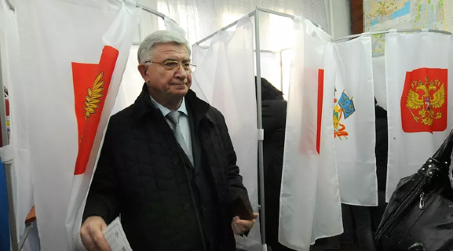 Владимир Евланов во время голосования на выборах &copy;&nbsp;Елена Синеок. ЮГА.ру