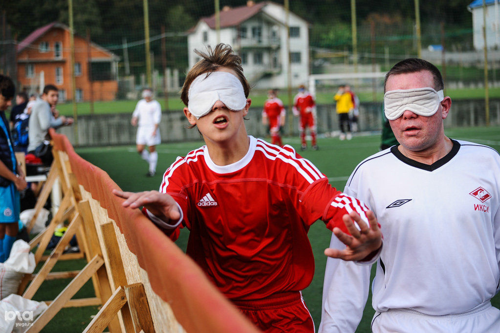 Футбол для незрячих. Футбол для слабовидящих. Футбол слепых дети. Футбол слепых. Футбол слепых.