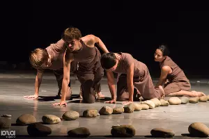 Спектакль &laquo;Камни со дна реки&raquo; &copy;&nbsp;Фото Елены Синеок, Юга.ру