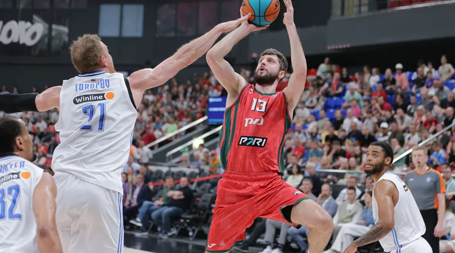 Капитан «Локомотива-Кубань» Дмитрий Узинский атакует кольцо «Зенита» в матче 30 мая 2024 г. &copy;&nbsp;Фото предоставлено пресс-службой Единой лиги ВТБ (автор Фёдор Обмайкин), Vtb-league.com