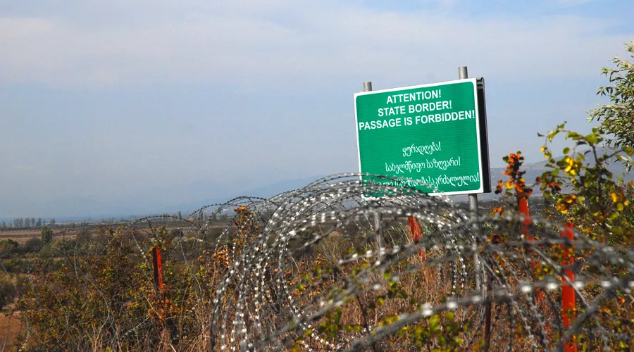 Указатель на границе Грузии и Южной Осетии &copy;&nbsp;Фото с сайта wikimedia.org