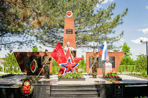 Мемориал погибшим войнам в селе Урмия © Фото Алины Чесноковой, предоставлено пресс-службой федерального девелопера «Неометрия»
