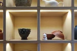 Сувениры в магазине на веранде чайного дома &copy;&nbsp;Фото Марины Солошко, Юга.ру