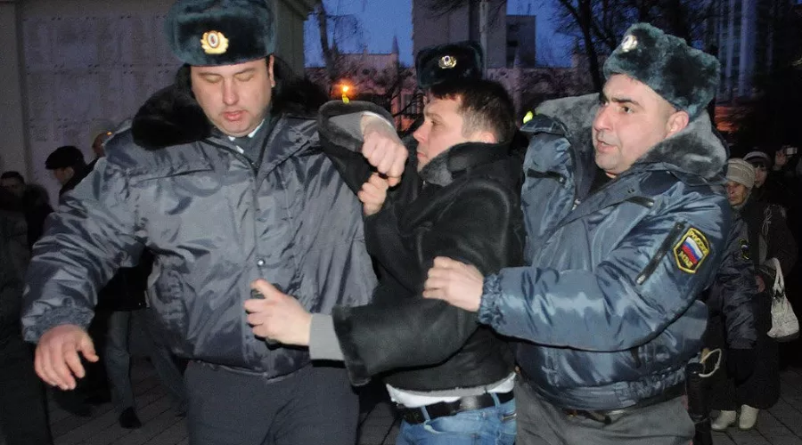 Акция "Белая лента" в поддержку честных выборов в Краснодаре &copy;&nbsp;Елена Синеок. ЮГА.ру